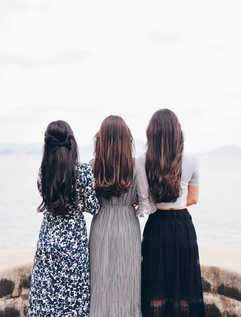 Frauen stehen zusammen